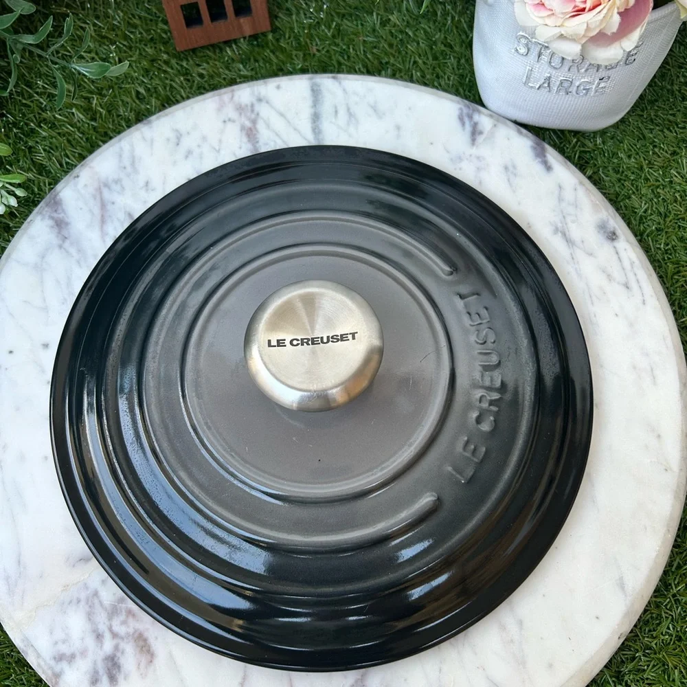 LE CREUSET lid only , New pls see pictures for more details, size and color
